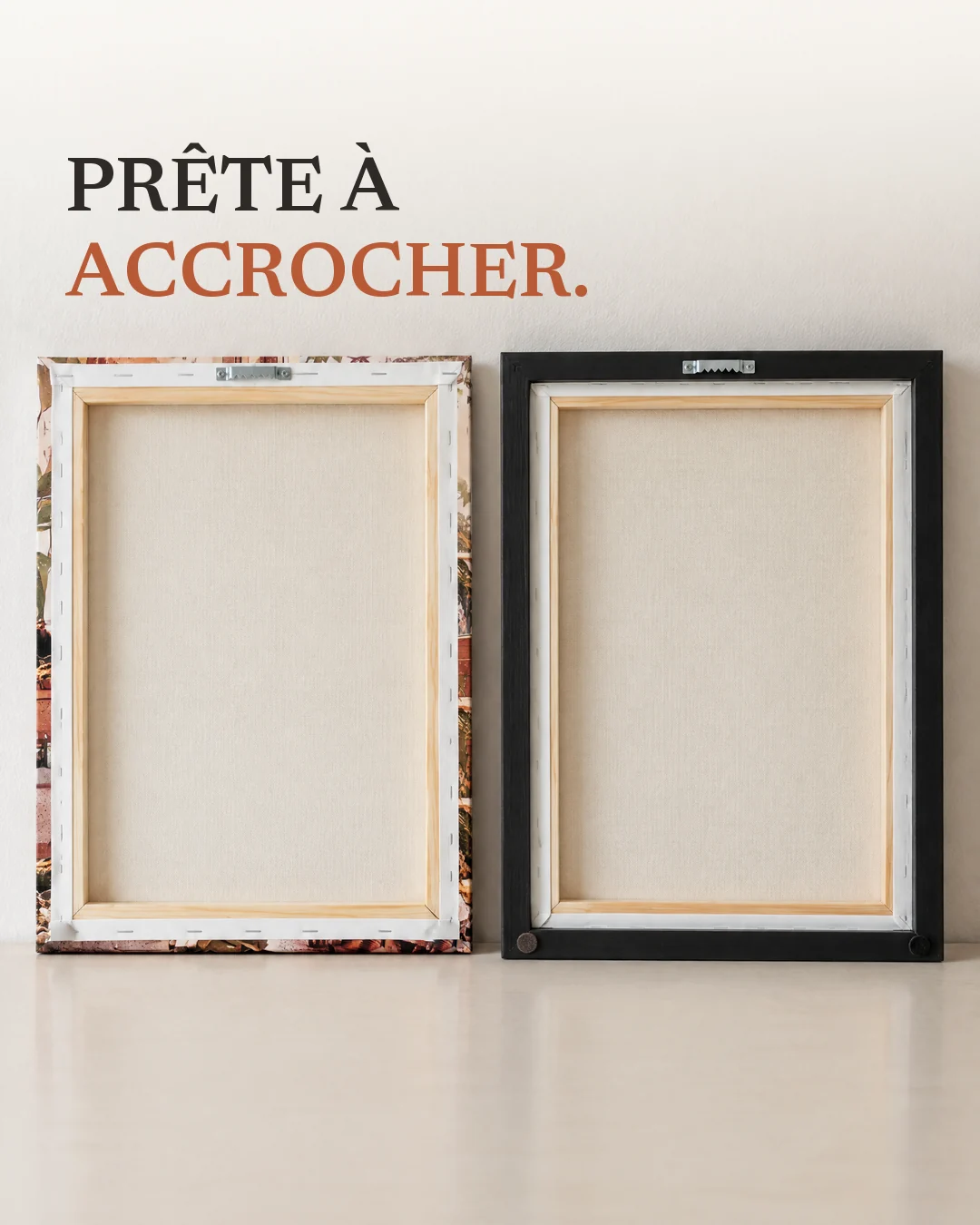 La guetteuse à la fenêtre : illustration du dos d’une toile tendue, avec un crochet à dents de scie en haut, et d’un cadre flottant noir, avec un crochet à dents de scie en haut et deux patins de protection aux coins du bas.