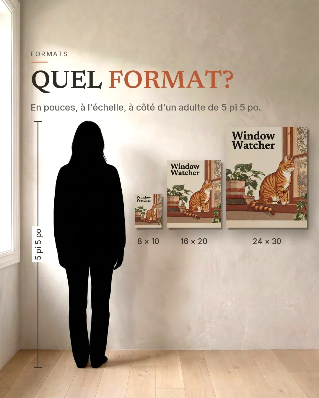 La guetteuse à la fenêtre : les trois formats, 8 × 10, 16 × 20 et 24 × 30 po, au mur à côté de la silhouette d’un adulte de 5 pi 5 po.